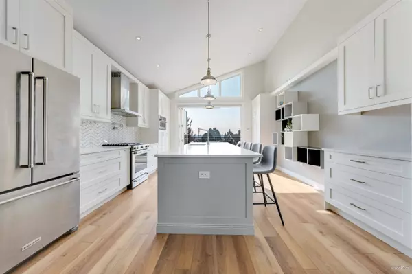 8008 13 AVE, Burnaby, BC V3N 2G2