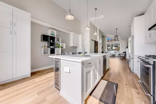 8008 13 AVE, Burnaby, BC V3N 2G2