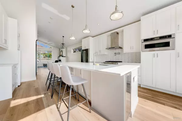 8008 13 AVE, Burnaby, BC V3N 2G2