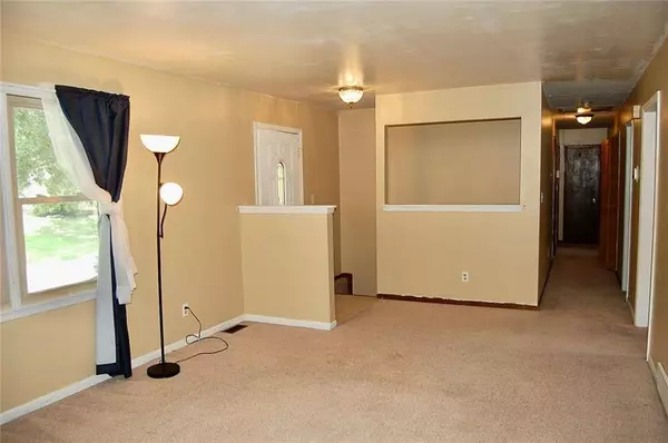 407 Hithergreen DR, Lansing, KS 66043