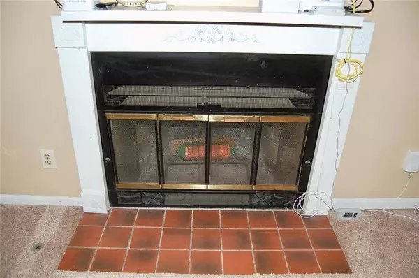 407 Hithergreen DR, Lansing, KS 66043