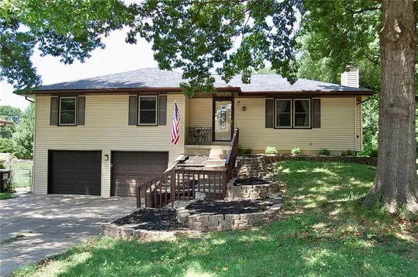 407 Hithergreen DR, Lansing, KS 66043