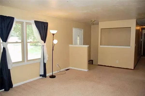 407 Hithergreen DR, Lansing, KS 66043