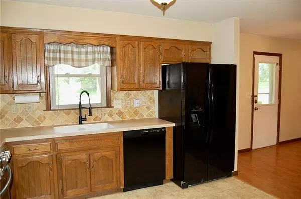 407 Hithergreen DR, Lansing, KS 66043