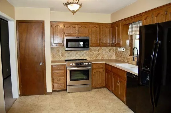 407 Hithergreen DR, Lansing, KS 66043