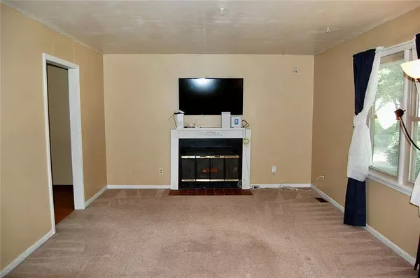 407 Hithergreen DR, Lansing, KS 66043