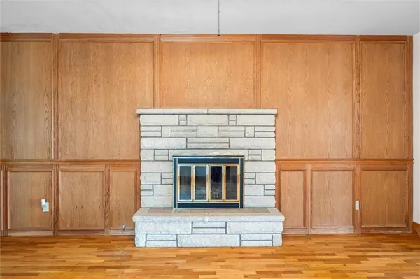 1929 Westwood DR, Leavenworth, KS 66048