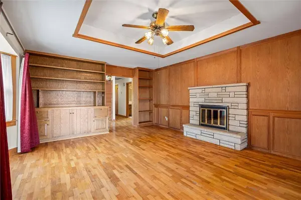 1929 Westwood DR, Leavenworth, KS 66048