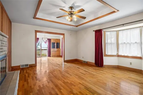 1929 Westwood DR, Leavenworth, KS 66048