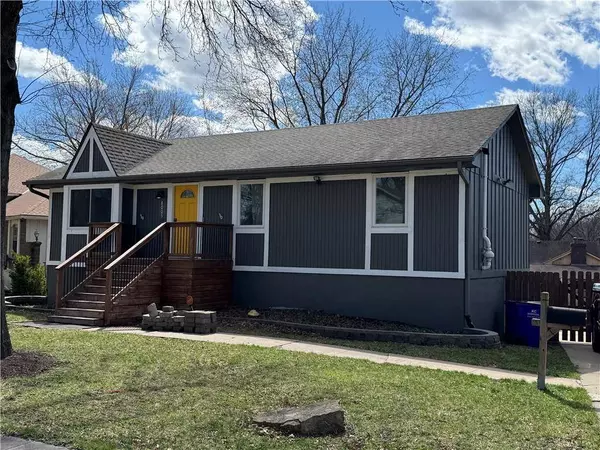 8005 Sunset CIR, Grandview, MO 64030