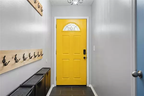 8005 Sunset CIR, Grandview, MO 64030