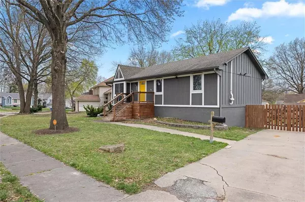 8005 Sunset CIR, Grandview, MO 64030