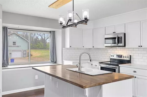 8005 Sunset CIR, Grandview, MO 64030