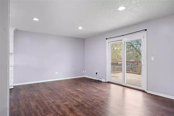 8005 Sunset CIR, Grandview, MO 64030