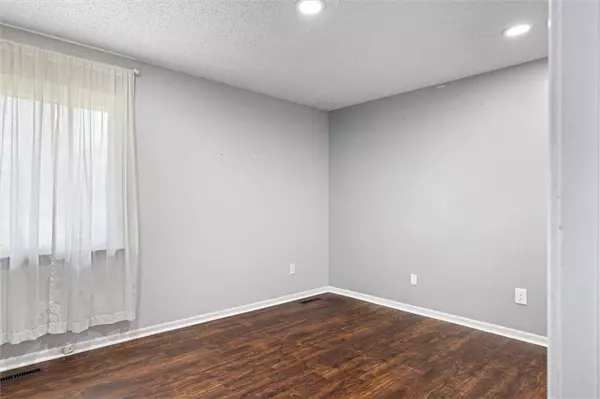 8005 Sunset CIR, Grandview, MO 64030