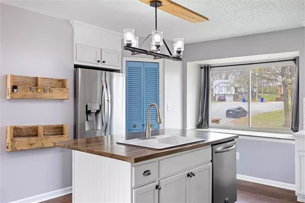 8005 Sunset CIR, Grandview, MO 64030