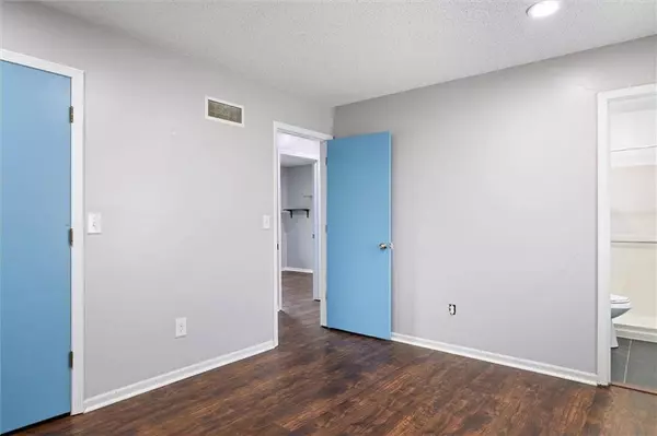 8005 Sunset CIR, Grandview, MO 64030