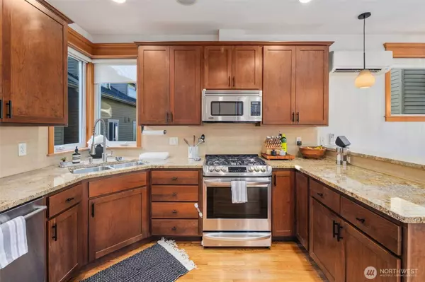 1609 California AVE SW #A, Seattle, WA 98116