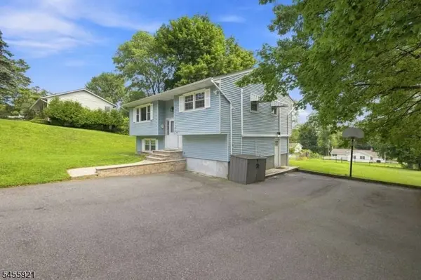 20 S Hillside Dr, Mount Olive Twp., NJ 07828