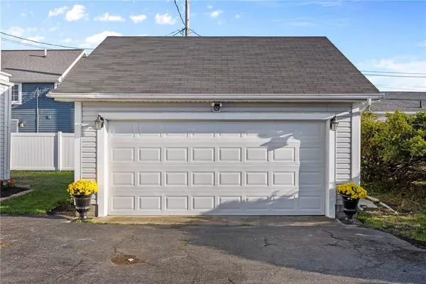 3060 Edgemere DR, Rochester, NY 14612