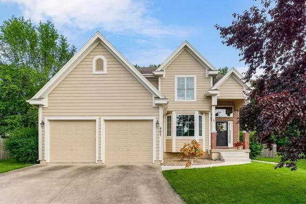 907 N 2nd St. East ST, Louisburg, KS 66053