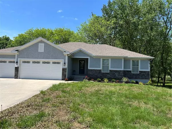 304 Summerfield DR, Louisburg, KS 66053