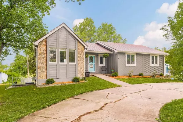 200 S Broadmoor ST, Louisburg, KS 66053