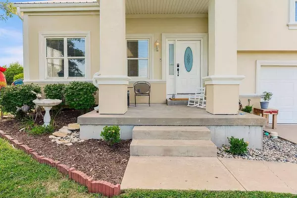 57 Willow LN, Linn Valley, KS 66040