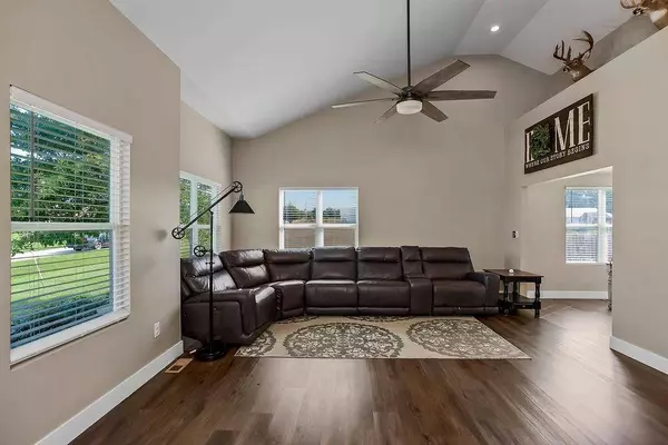 57 Willow LN, Linn Valley, KS 66040