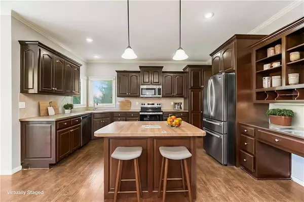 16211 S Locust ST, Olathe, KS 66062