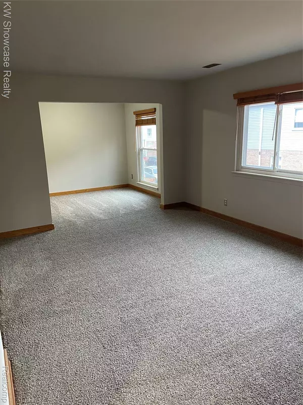 527 E University DR, Rochester, MI 48307