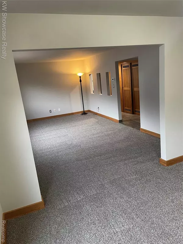 527 E University DR, Rochester, MI 48307