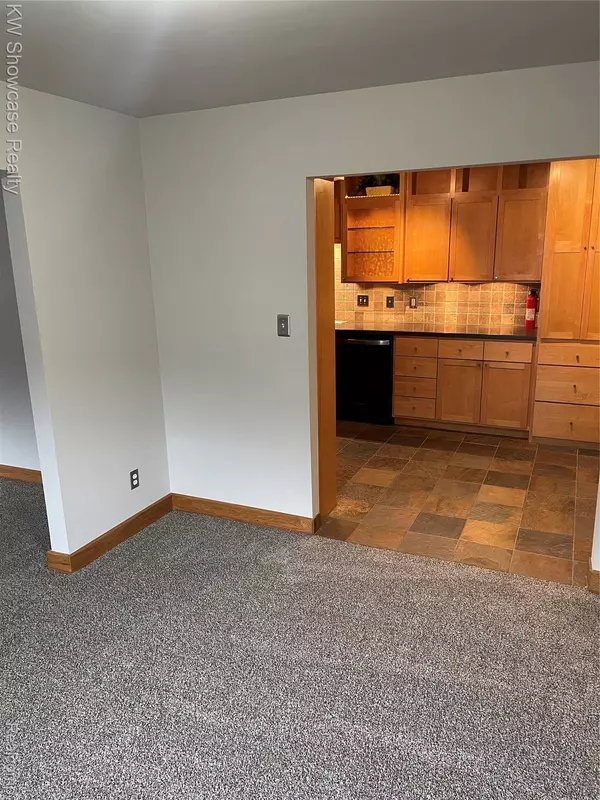 527 E University DR, Rochester, MI 48307