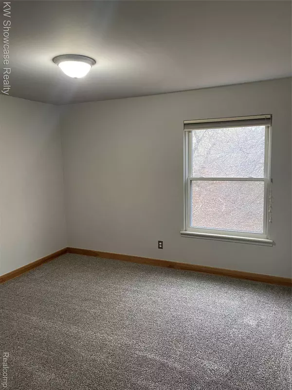 527 E University DR, Rochester, MI 48307