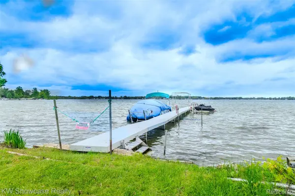 1815 E Lake DR, Novi, MI 48377