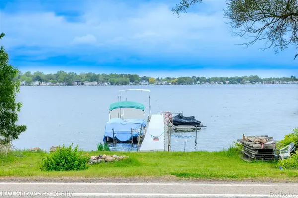 1815 E Lake DR, Novi, MI 48377