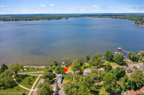 1815 E Lake DR, Novi, MI 48377