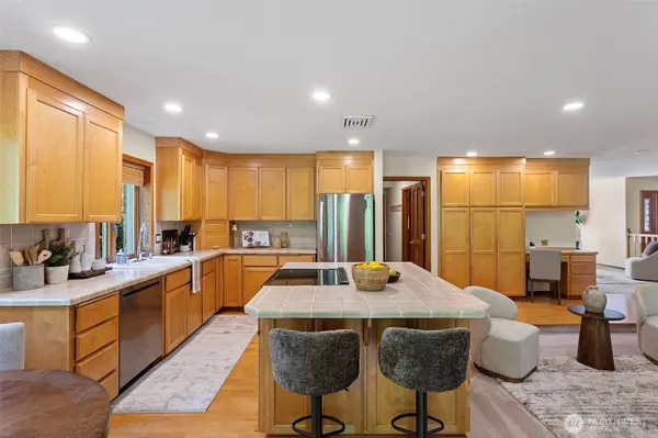 7810 175th ST SW, Edmonds, WA 98026