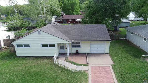 3905 SW Mission CT, Topeka, KS 66614