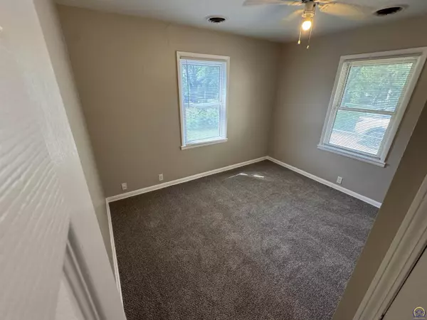 700 SE 26th ST, Topeka, KS 66605