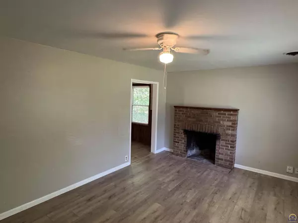 700 SE 26th ST, Topeka, KS 66605