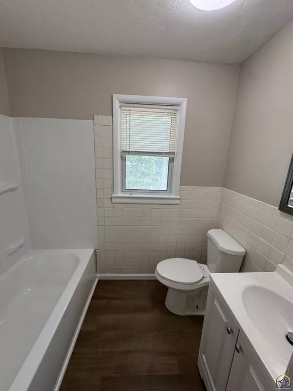 700 SE 26th ST, Topeka, KS 66605