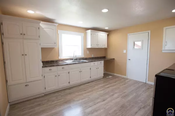 2381 Barton RD, Grantville, KS 66429