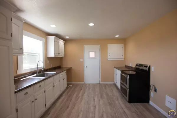 2381 Barton RD, Grantville, KS 66429