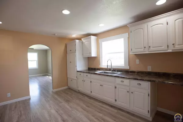 2381 Barton RD, Grantville, KS 66429