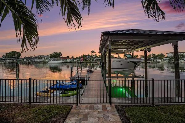 231 MIDWAY IS, Clearwater Beach, FL 33767