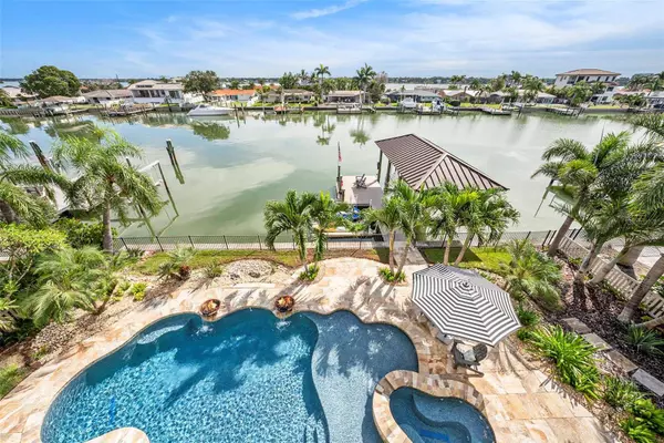 231 MIDWAY IS, Clearwater Beach, FL 33767