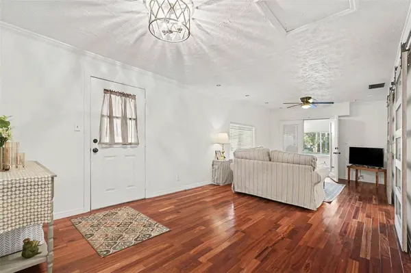 6305 S MACDILL AVE, Tampa, FL 33611