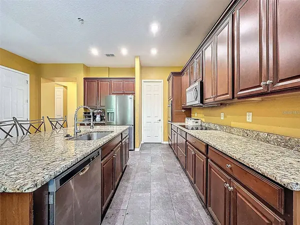 4916 ROLLING GREEN DR, Wesley Chapel, FL 33543