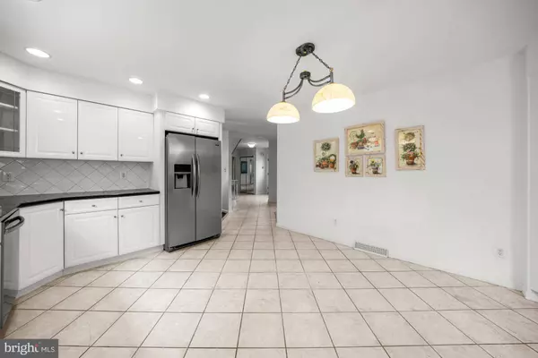 1 CARRIAGE WAY, Cinnaminson, NJ 08077